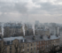 Smog i zagađen vazduh iznad stambenih zgrada tokom zimskog jutra